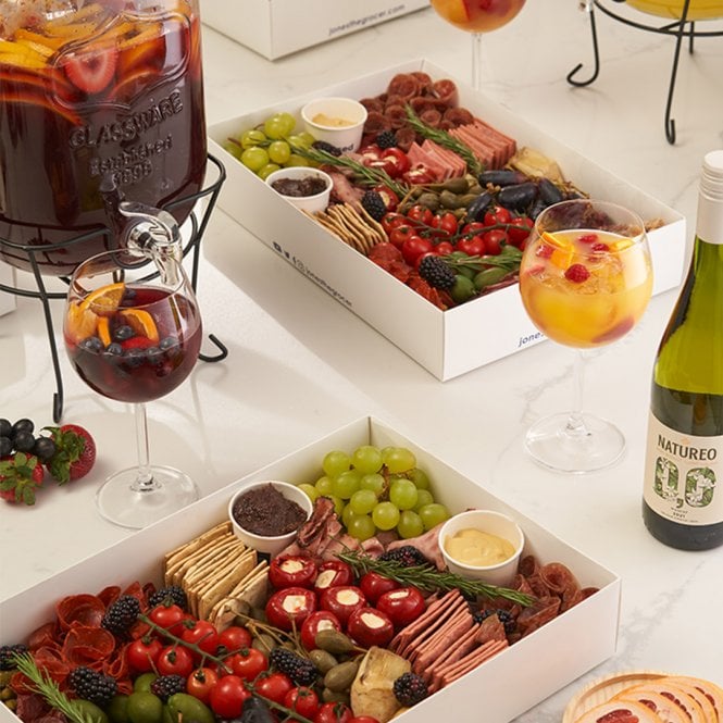 fruity white sangria bar with 0% alcohol natureo dry muscat wine